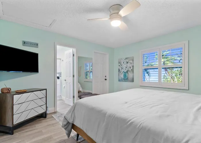 Spanish 54 - Indian Rocks Across The Street To Access, Newly Remodeled & Walkable To Restaurants! Clearwater Beach