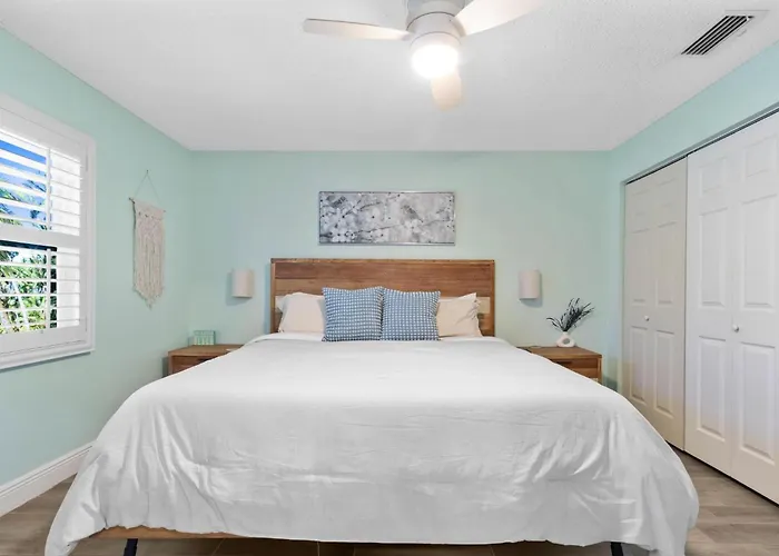 Spanish 54 - Indian Rocks Across The Street To Access, Newly Remodeled & Walkable To Restaurants!