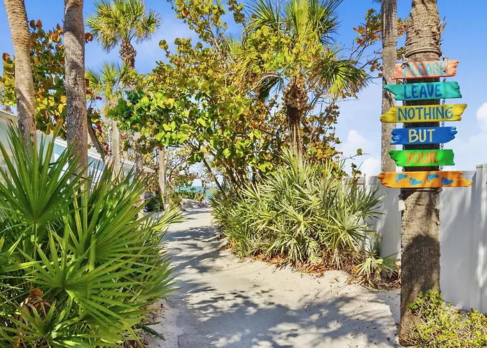 Spanish 54 - Indian Rocks Across The Street To Access, Newly Remodeled & Walkable To Restaurants! *